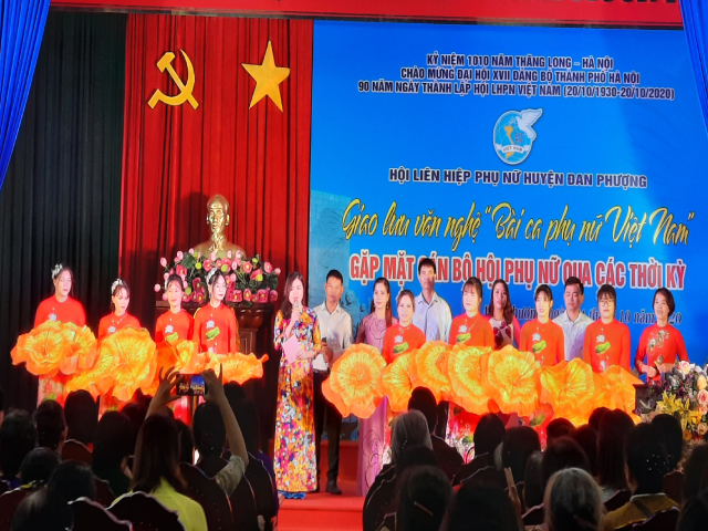Hội nghị kết thúc với màn múa hát đặc sắc: “Bài ca phụ nữ Việt Nam”, được trình bày bởi các hội viên Hội LHPN xã Liên Hồng.
