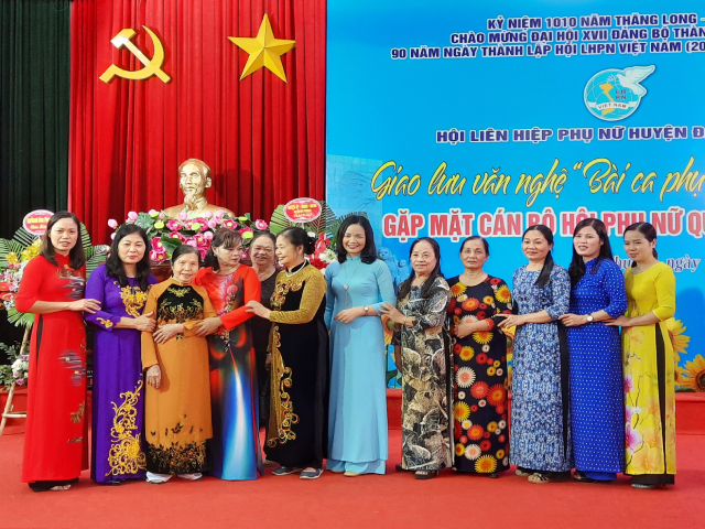 Các hội viên Hội LHPN xã Tân Hội phấn khởi chụp ảnh lưu niệm tại hội nghị.