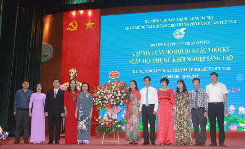 Các đồng chí cán bộ HĐND, UBND TX Sơn Tây tặng hoa chúc mừng Hội LHPN nhân dịp kỷ niệm 90 năm ngày thành lập Hội LHPN Việt Nam