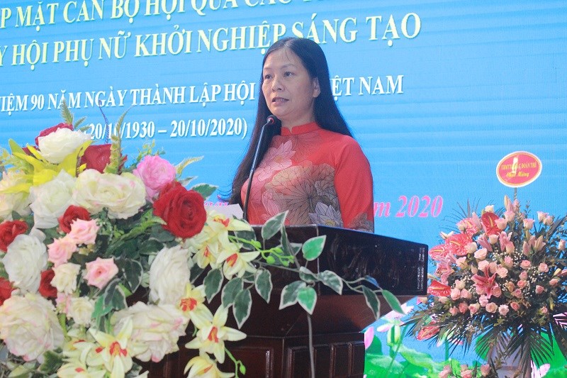 Bà Phan Thị Thu Hường - Chủ tịch Hội LHPN TX Sơn Tây phát biểu tại buổi gặp mặt