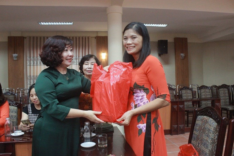 Bà Lê Thiên Hương, Phó Chủ tịch Hội LHPN TP Hà Nội trao quà cho các nguyên cán bộ Hội PN cơ sở tại TX Sơn Tây
