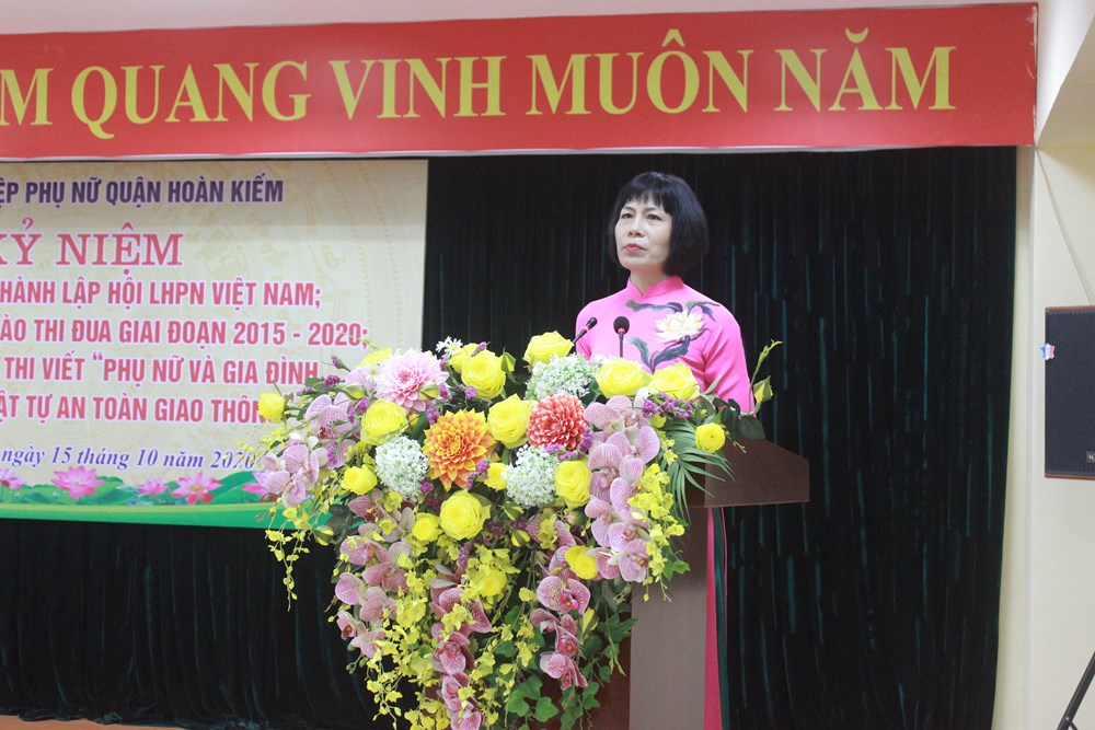 Đồng chí Trịnh Thị Huệ - Chủ tịch Hội LHPN quận Cầu Giấy phát biểu tại buổi lễ