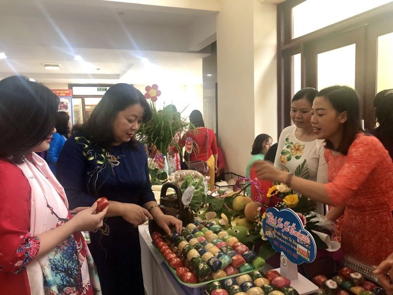 Đồng chí Nguyễn Thị Thu Thủy tham quan các gian hàng thực phẩm sạch của hội viên trên toàn huyện.