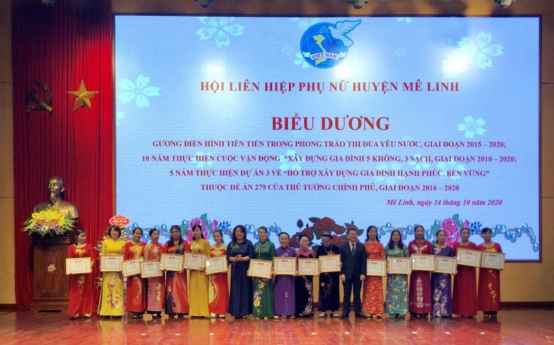 Đồng chí Nguyễn Thị Thu Thủy trao Bằng khen cho các điển hình tiên tiến trong phong trào thi đua yêu nước giai đoạn 2015 – 2020 của Hội LHPN huyện Mê Linh