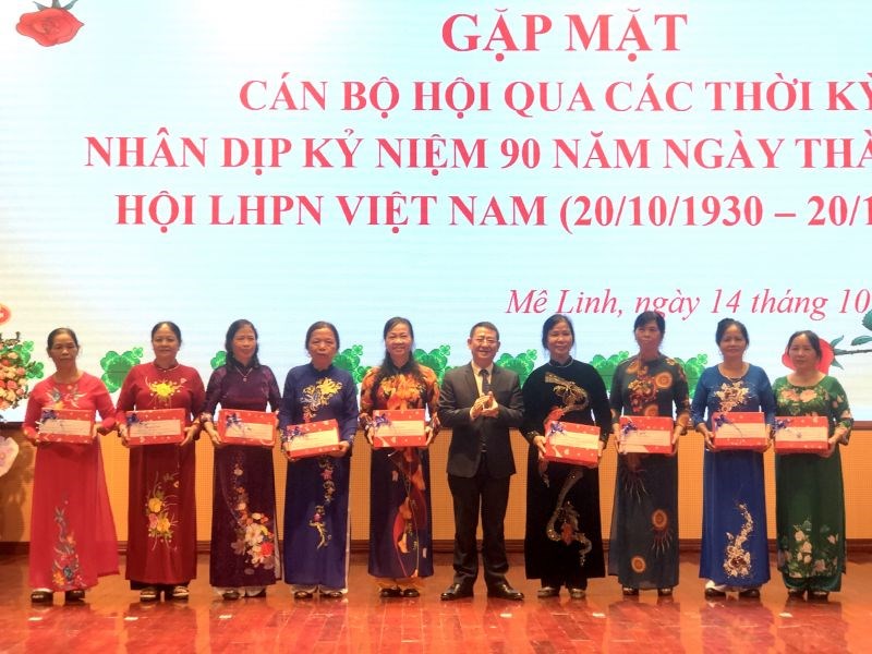 Đồng chí Hoàng Anh Tuấn, Phó Bí thư Huyện ủy, Chủ tịch UBND quận, Trưởng ban Vì sự tiến bộ phụ nữ huyện Mê Linh tặng quà tri ân các cán bộ Hội LHPN huyện qua các thời kỳ