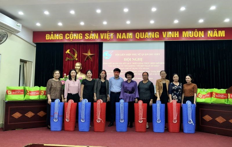 Đ/c Đỗ Thị Minh Lam (thứ 5 từ phải sang) - Chủ tịch Hội LHPN quận Cầu Giấy tặng làn nhựa cho Hội LHPN các phường, hưởng ứng chương trình Hạn chế sử dụng túi nilon