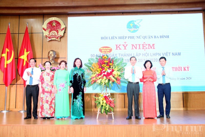 Đại diện lãnh đạo Quận ủy, UBND quận Ba Đình tặng hoa chúc mừng Hội LHPN quận Ba Đình nhân kỷ niệm 90 năm ngày thành lập Hội LHPN Việt Nam.