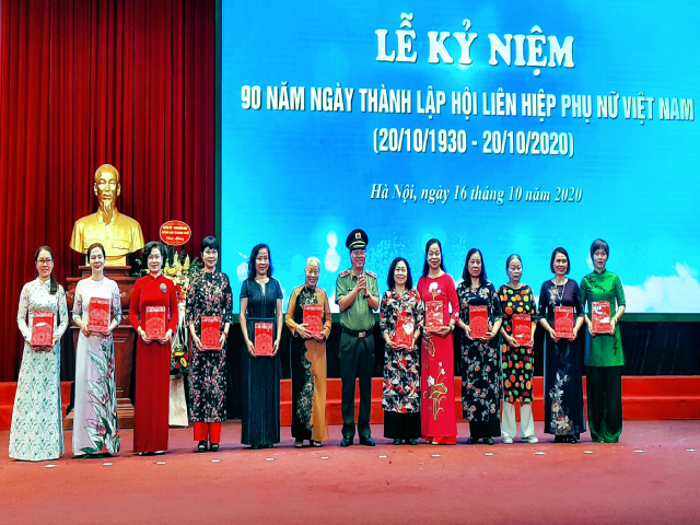 Thiếu tướng Đoàn Ngọc Hùng tặng quà cho lãnh đạo Hội Phụ nữ CATP Hà Nội qua các thời kỳ.
