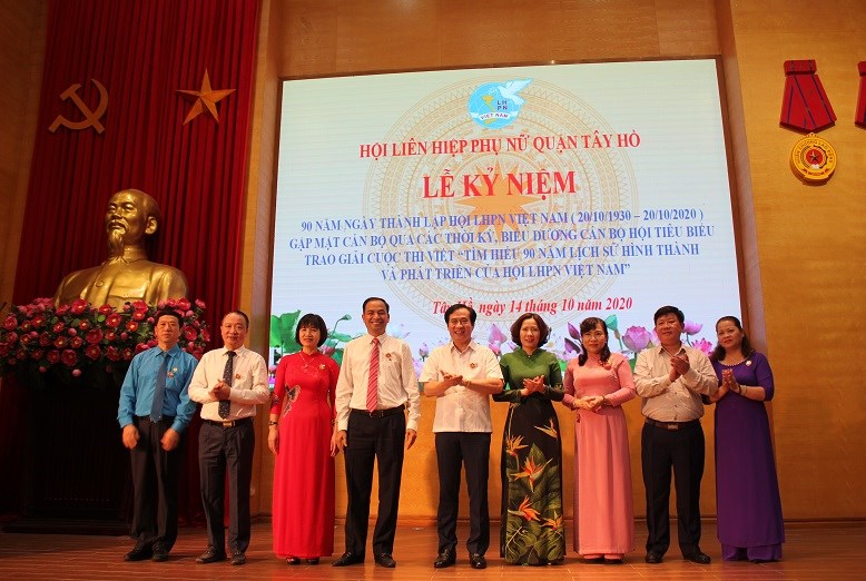 Đồng chí Lê Kim Anh - Thành ủy viên- Chủ tịch Hội LHPN Hà Nội trao kỷ niệm chương cho các đại biểu có đóng góp vì sự phát triển phụ nữ Việt Nam