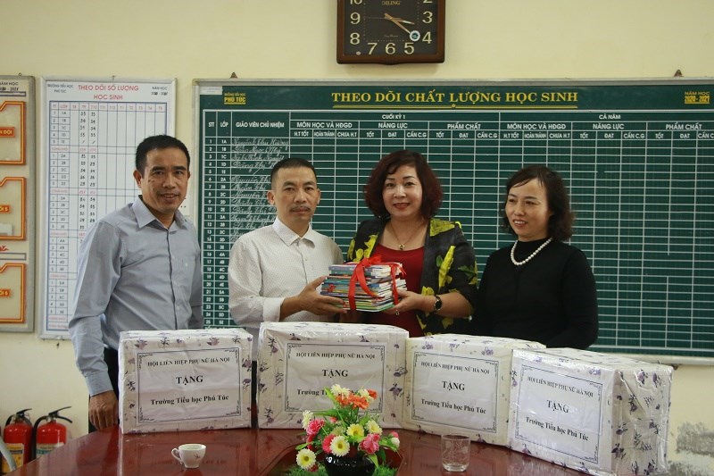 Đồng chí Lê Thị Thiên Hương, Phó Chủ tịch Hội LHPN Hà Nội trao tặng sách cho  trường tiểu học Phú Túc