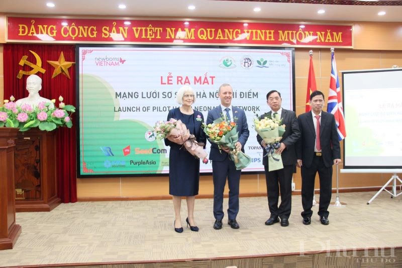 Đại diện lãnh đạo BV Phụ sản Hà Nội (ngoài cùng bên phải) tặng hoa cho đại diện các đơn vị: Đại sứ quán Anh quốc, Sở Y tế Hà Nội, Newborns Việt Nam.