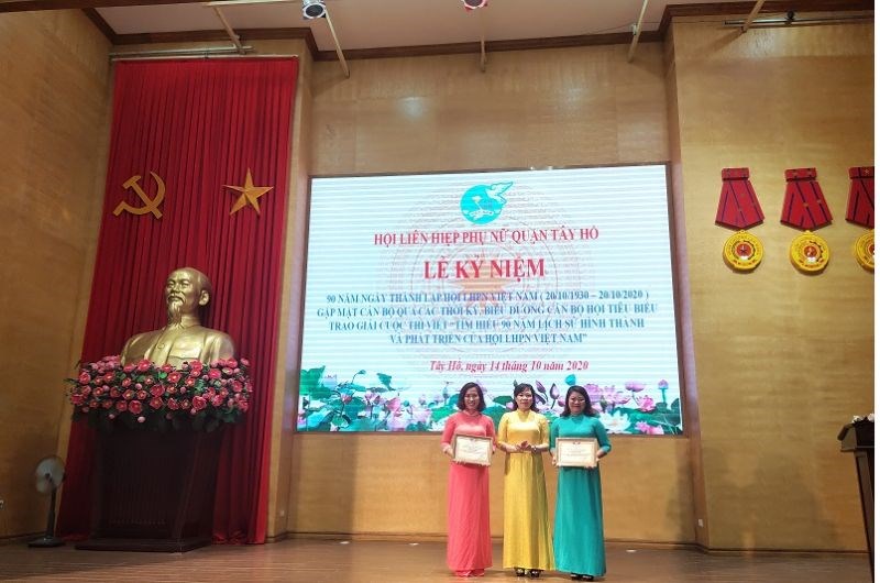 Đồng chí Bùi Thị Ngọc Thúy - Chủ tịch Hội LHPN quận Tây Hồ trao giải Đặc biệt