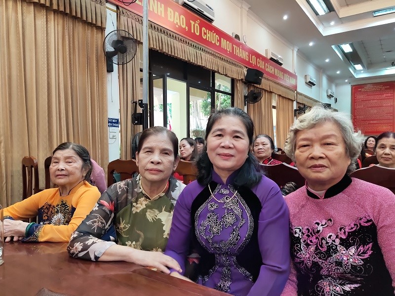 Bà Lê Thị Nhanh – Nguyên Chủ tịch Hội LHPN huyện Thường Tín ( người mặc áo màu tím) xúc động trong  ngày gặp mặt đầm ấm, ý nghĩa do Hội PN tổ chức