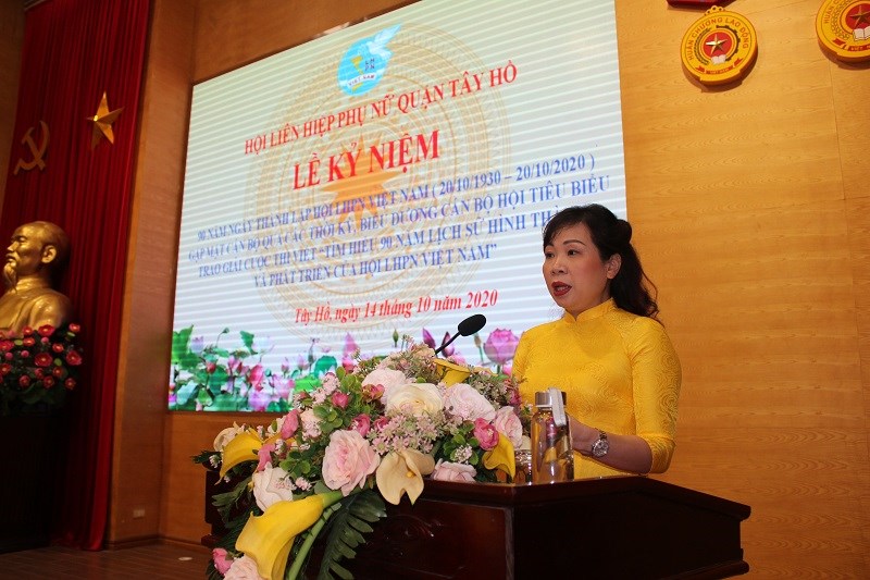 Đồng chí Bùi Thị Ngọc Thúy - Chủ tịch Hội LHPN quận Tây Hồ phát biểu tại buổi Lễ