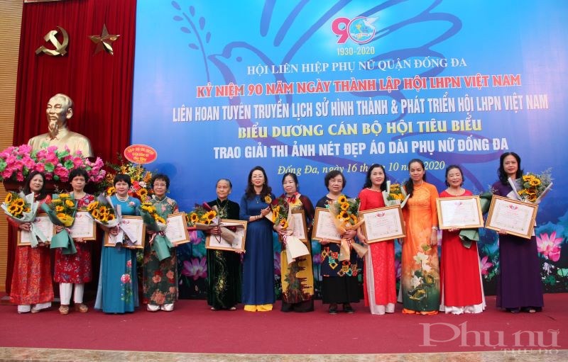 Đồng chí Hà Minh Hải - Thành ủy viên, Bí thư quận ủy, đồng chí Nguyễn Lan Hương - Chủ tịch Hội LHPN quận Đống Đa tặng hoa và giấy khen các cán bộ phụ nữ có nhiều đóng góp trong phong trào Hội.