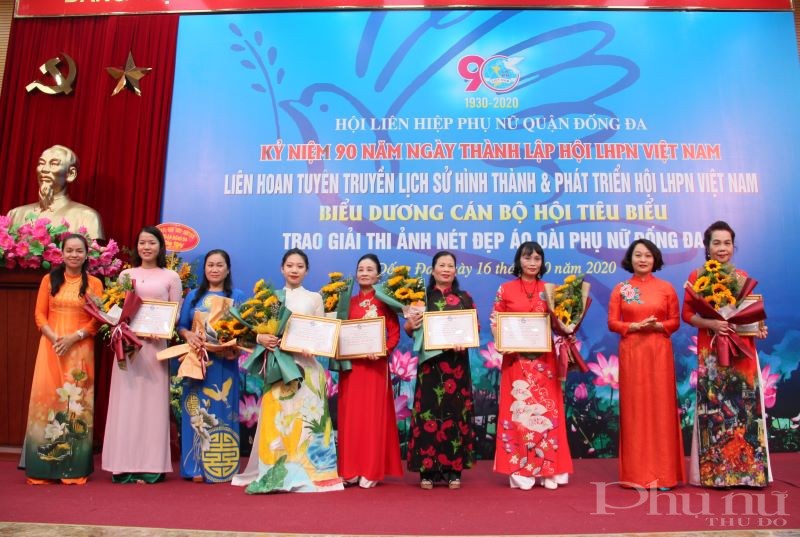 Đồng chí Phạm Thị Thanh Hương - Phó Chủ tịch Hội LHPN Hà Nội trao giải cho các thí sinh tham gia cuộc thi ảnh Nét đẹp áo dài phụ nữ Đống Đa.