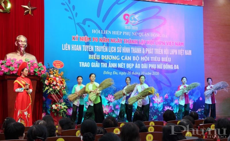 Tiết mục biểu diễn, tuyên truyền về lịch sử hình thành Hội LHPN Việt Nam do hội viên Hội LHPN phường Khâm Thiên biểu diễn.