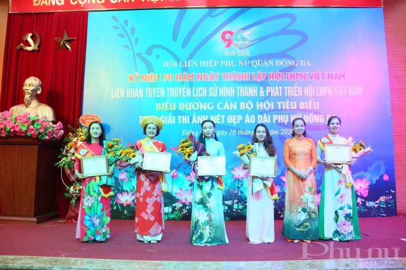 Đồng chí nguyễn Lan Hương - Chủ tịch Hội LHPN quận Đống Đa trao hoa và Giấy khen cho đại diện các đội tham dự liên hoan tuyên truyền lịch sử hình thành và phát triển Hội LHPN Việt Nam.