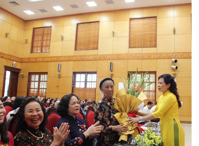 Đồng chí Bùi Thị Ngọc Thúy - Chủ tịch Hội LHPN quận Tây Hồ tặng hoa Mẹ Việt Nam Anh hùng Công Thị Mùi