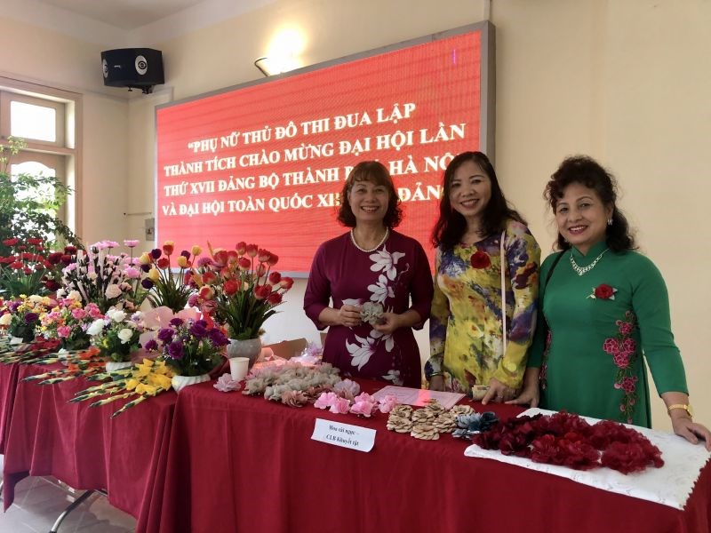 Gian hàng trưng bày sản phẩm của các thành viên CLB Nữ doanh nhân quận Thanh Xuân
