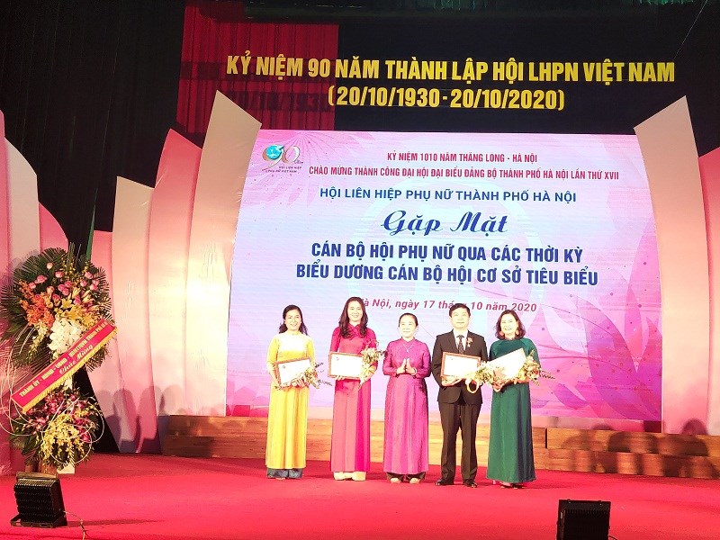 Đồng chí Hoàng Thị Ái Nhiên, Phó Chủ tịch Thường trực Trung ương Hội LHPN Việt Nam trao tặng Kỷ niệm chương 
