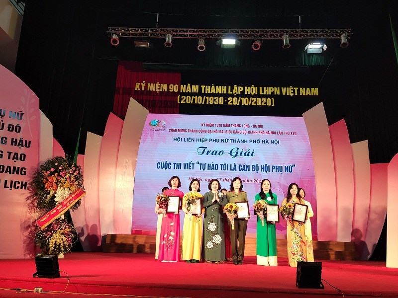 Đồng chí Lê Thị Thiên Hương - Phó Chủ tịch Hội LHPN Hà Nội trao giải Ba cho các tác giả tham gia cuộc thi viết 