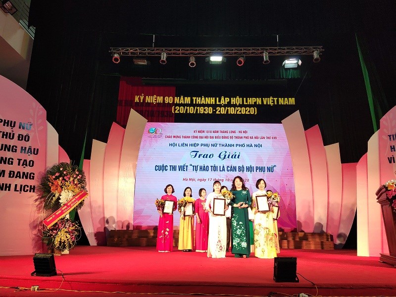 Đồng chí Nguyễn Thị Thu Thủy - Phó Chủ tịch Thường trực Hội LHPN Hà Nội trao giải Nhì có các tác giả tham dự cuộc thi 