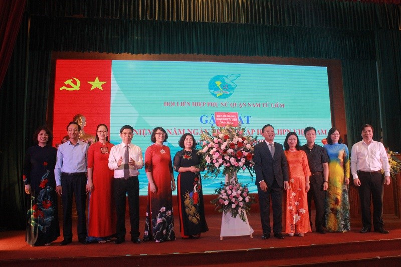 Đại diện lãnh đạo Quận tặng hoa và chúc mừng ngày thành lập Hội LHPN Việt Nam cho Hội LHPN quận