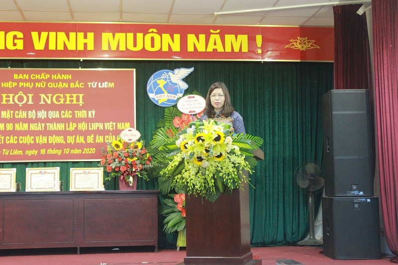 Đồng chí Đỗ Thị Kim Chi, PCT Hội LHPN quận trình bày Báo cáo kết quả 3 năm thực hiện Đề án 