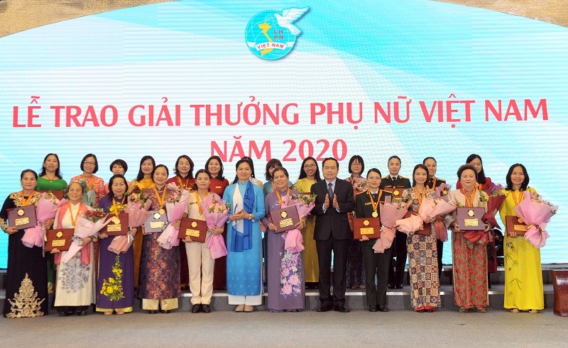 Giải thưởng phụ nữ Việt Nam năm 2020 tặng bảy tập thể và 10 cá nhân có thành tích xuất sắc.