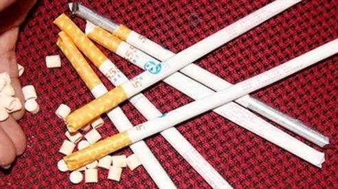 Kẹo thuốc lá đang bày bán tại các trường học