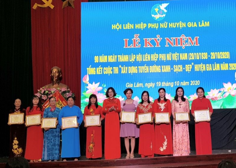 Đồng chí Nguyễn Thanh Hương, Huyện ủy viên, Chủ tịch Hội LHPN huyện Gia Lâm tặng giấy khen cho các cá nhân tiêu biểu