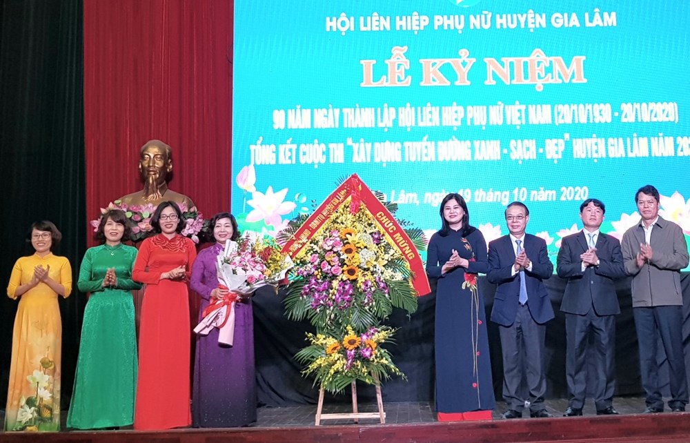 Các đồng chí lãnh đạo tặng hoa chúc mừng Hội LHPN huyện Gia Lâm