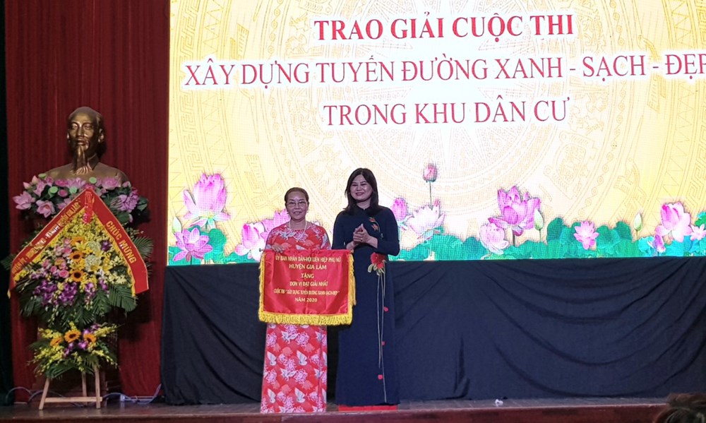 Đồng chí Đặng Thị Huyền - Phó Bí thư Huyện ủy Gia Lâm trao giải nhất cho cá nhân đạt giải xây dựng tuyến đường xanh, sạch, đẹp trong khu dân cư.