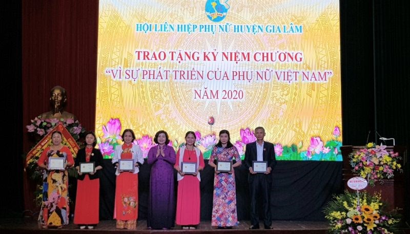 Đồng chí Lê Thị Thiên Hương - Phó Chủ tịch Hội LHPN Hà Nội trao Kỷ niệm chương Vì sự phát triển của phụ nữ Việt Nam cho các cá nhân