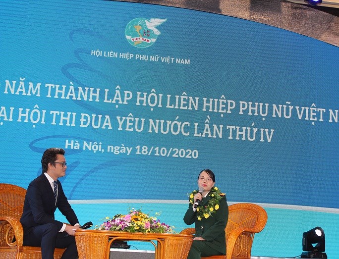 Đại uý Đinh Thị Thu Hằng, Viện Nghiên cứu Y Dược học Quân sự tham gia chương trình giao lưu tại đại hội thi đua yêu nước lần thứ IV