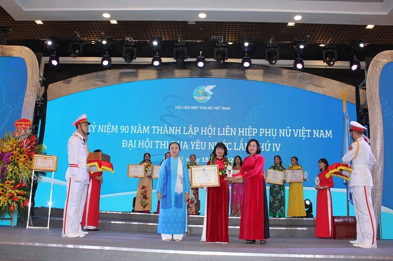 Hội LHPN Việt Nam biểu dương các cá nhân có thành tích xuất sắc trong phong trào thi đua yêu nước