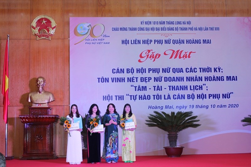 Đồng chí Nguyễn Thị Thu Thủy - Phó Chủ tịch Thường trực Hội LHPN Hà Nội tặng quà cho các cán bộ Hội PN qua các thời kỳ