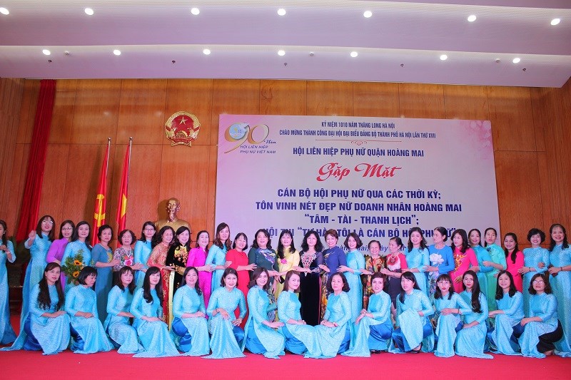 Các đại biểu tham dự chương trình do Hội LHPN quận Hoàng Mai tổ chức