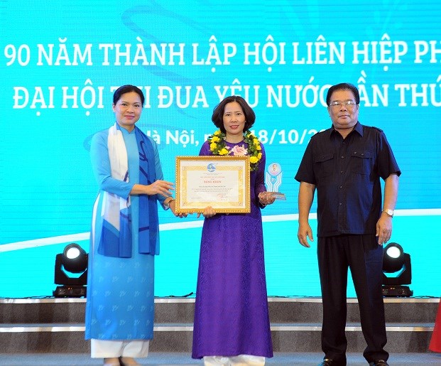 Hội LHPN Hà Nội là một trong những tập thể được Hội LHPN biểu dương tại đại hội thi đua yêu nước lần thứ IV