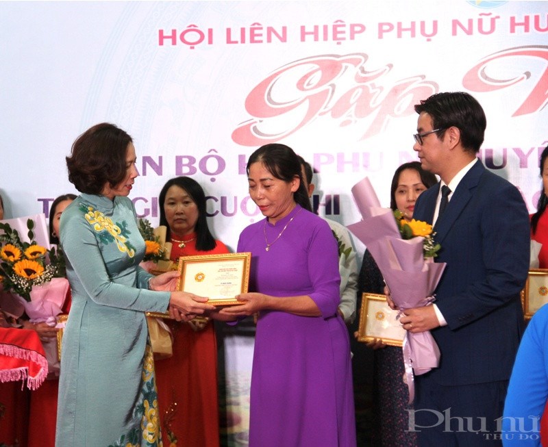 Chủ tịch Hội LHPN Hà Nội Lê Kim Anh và Bí Thư huyện ủy Chương Mỹ trao kỷ niệm chương 