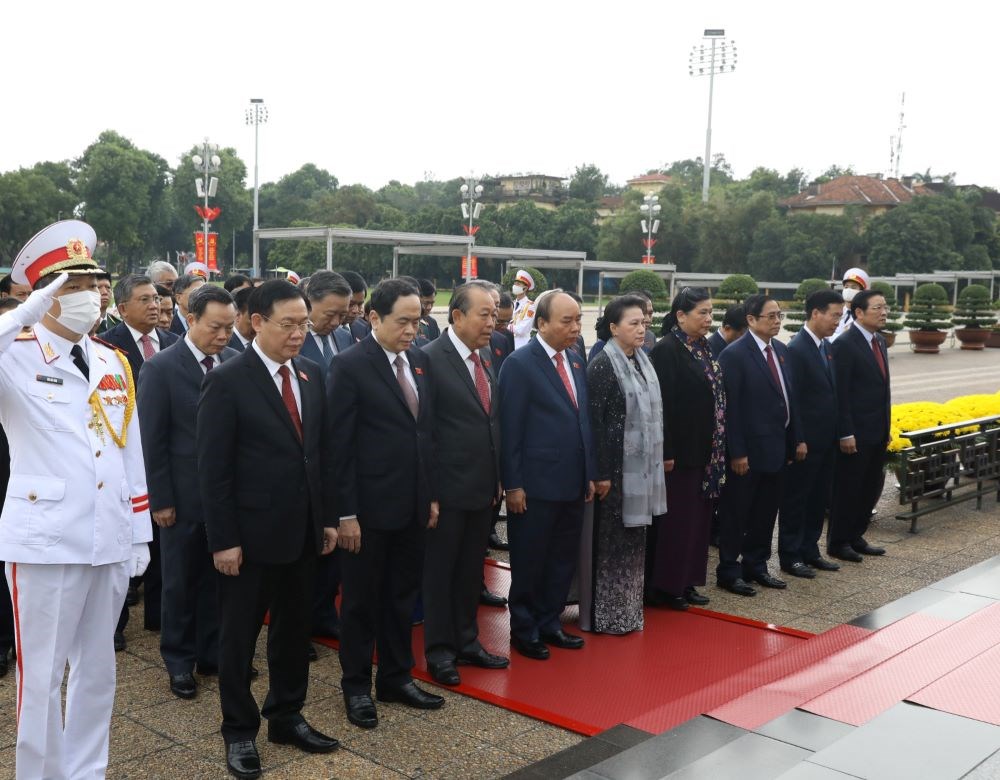 Đại biểu Quốc hội đặt vòng hoa vào Lăng viếng Chủ tịch Hồ Chí Minh - ảnh 1