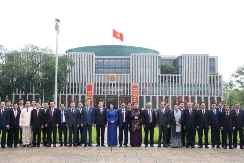 Đại biểu Quốc hội đặt vòng hoa vào Lăng viếng Chủ tịch Hồ Chí Minh - ảnh 2
