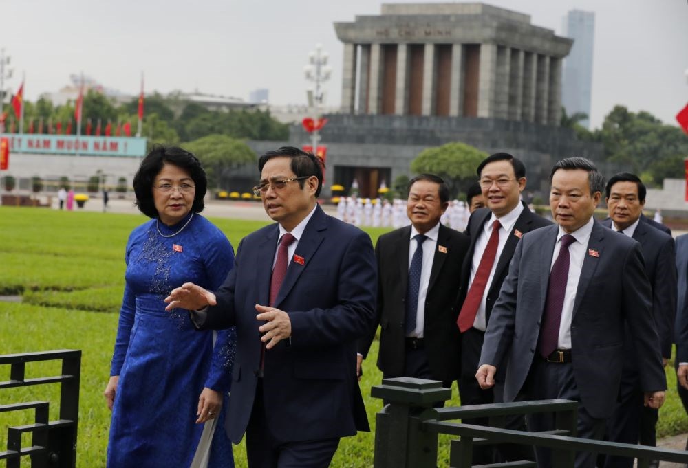 Đại biểu Quốc hội đặt vòng hoa vào Lăng viếng Chủ tịch Hồ Chí Minh - ảnh 3
