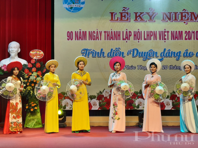 Đại diện các chị em đến từ 22 cơ quan đơn vị trong huyện trình diễn trang phục áo dài truyền thống. (Ảnh: Đ.H)