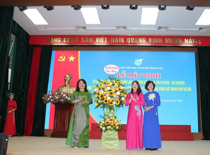 Đồng chí Nguyễn Thị Thu Thủy - Phó Chủ  tịch Thường trực Hội LHPN Hà Nội tặng hoa chúc mừng Hội LHPN huyện Đông Anh