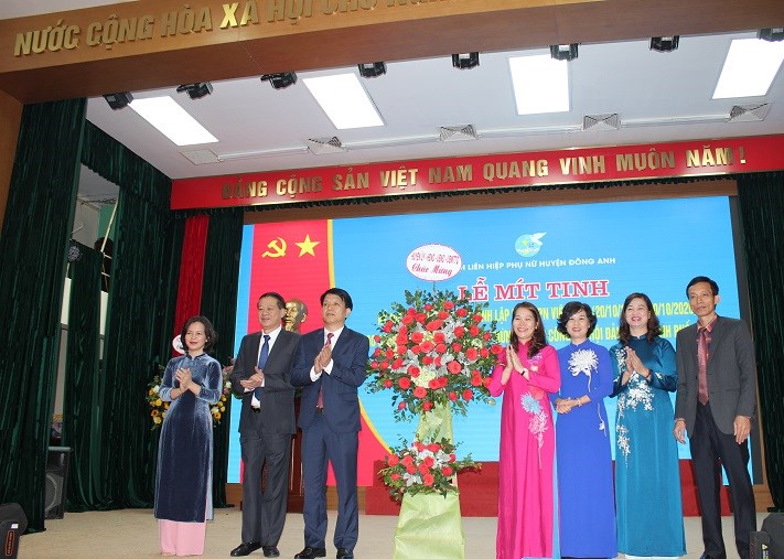 Lãnh đạo  Huyện ủy, UBND và HĐND huyện tặng hoa chúc mừng Hội LHPN huyện Đông Anh