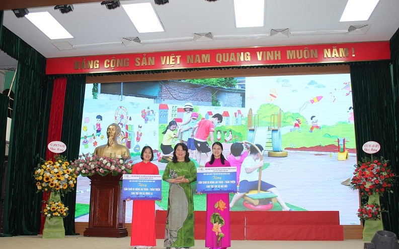 Trao tặng công trình phần việc cho Hội LHPN xã Hải Bối và Việt Hùng