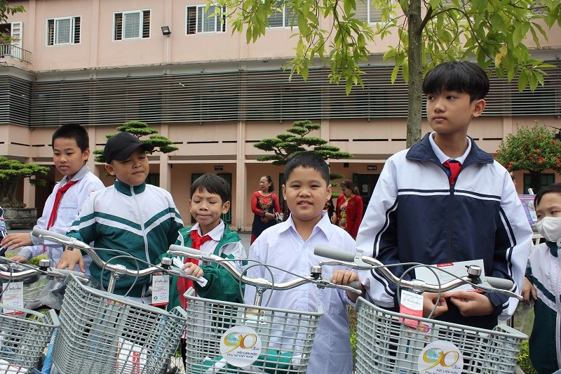Những chiếc xe đạp sẽ giúp các em tới trường được thuận lợi hơn