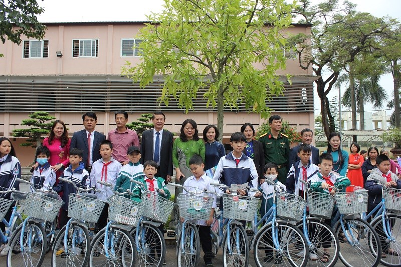 Dịp này, các cấp Hội LHPN huyện Đông Anh đã trao tặng 90 xe đạp cho trẻ em có hoàn cạnh khó khăn